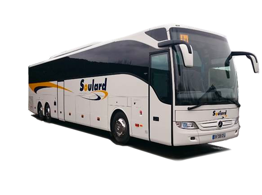 Un autocar Soulard blanc avec des garnitures noires et des accents jaunes, présenté de trois quarts sur fond blanc.