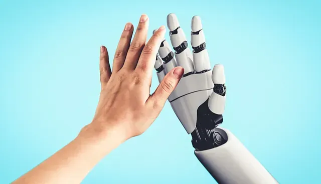 Una mujer le está chocando los cinco a un robot.