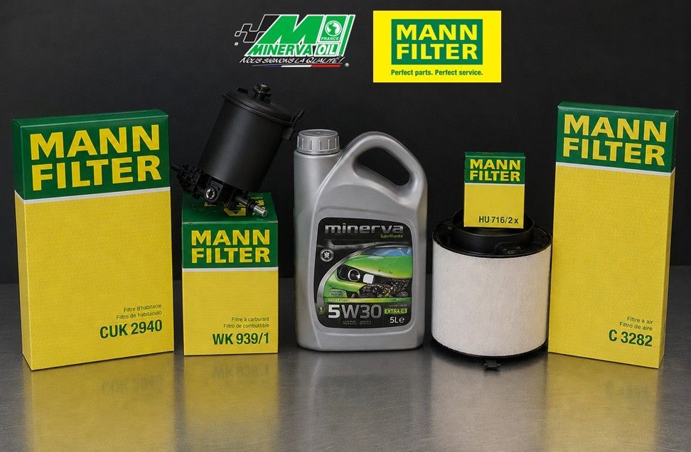 Filtres à huile MANN-FILTER et leurs emballages présentés sur une table.