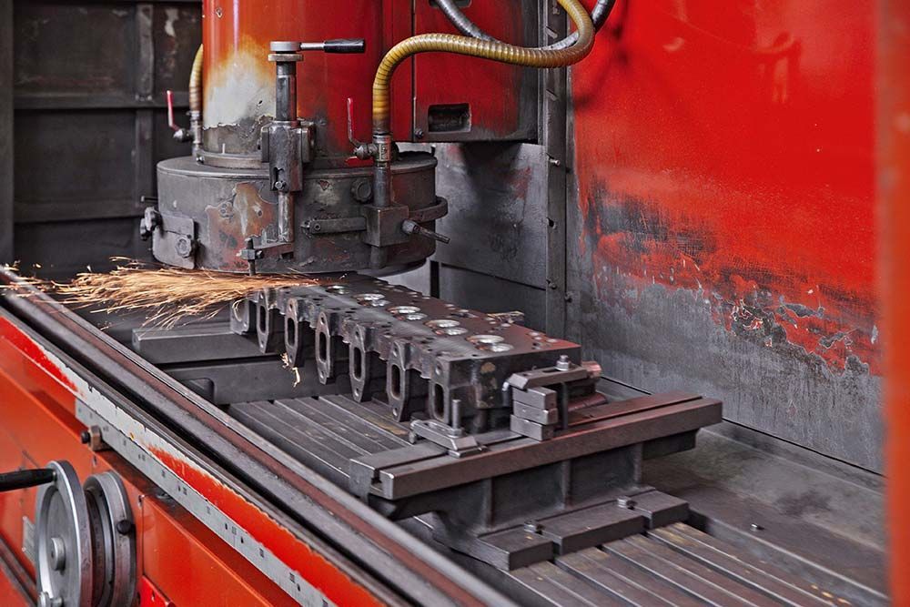 Machine en train de surfacer une cullasse