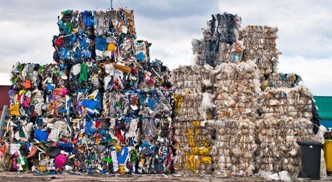Una pila de botellas de plástico apiladas una encima de otra.