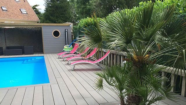 Terrasse de piscine en bois composite