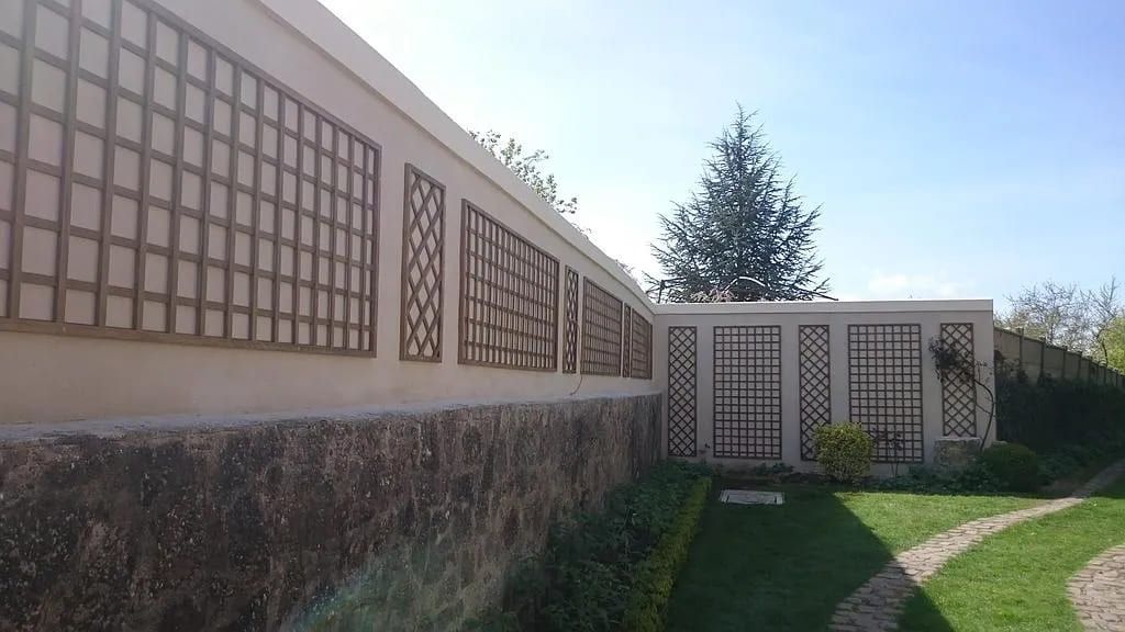 Création d'un jardin et habillage d'un mur de treillages