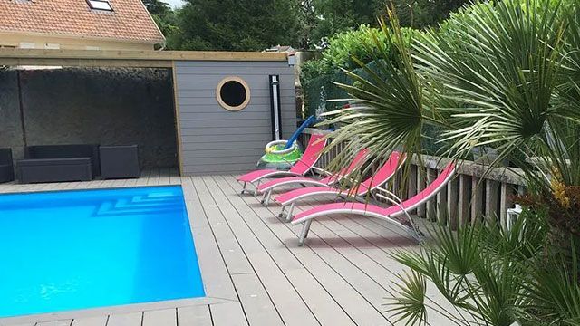 Terrasse composite de piscine avec transats