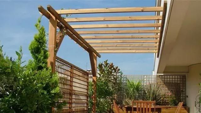 Pergola en bois par temps clair
