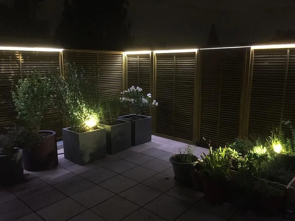 Terrasse avec claustras éclairés de nuit