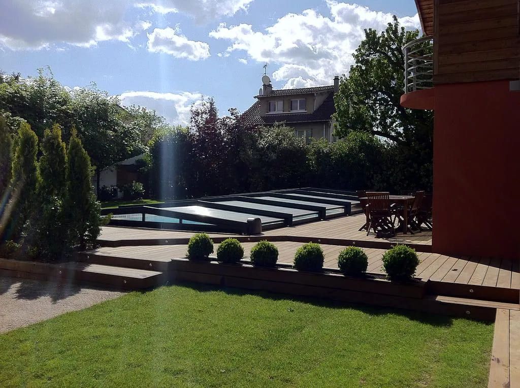 Terrasse en bois exotique pour piscine creusée