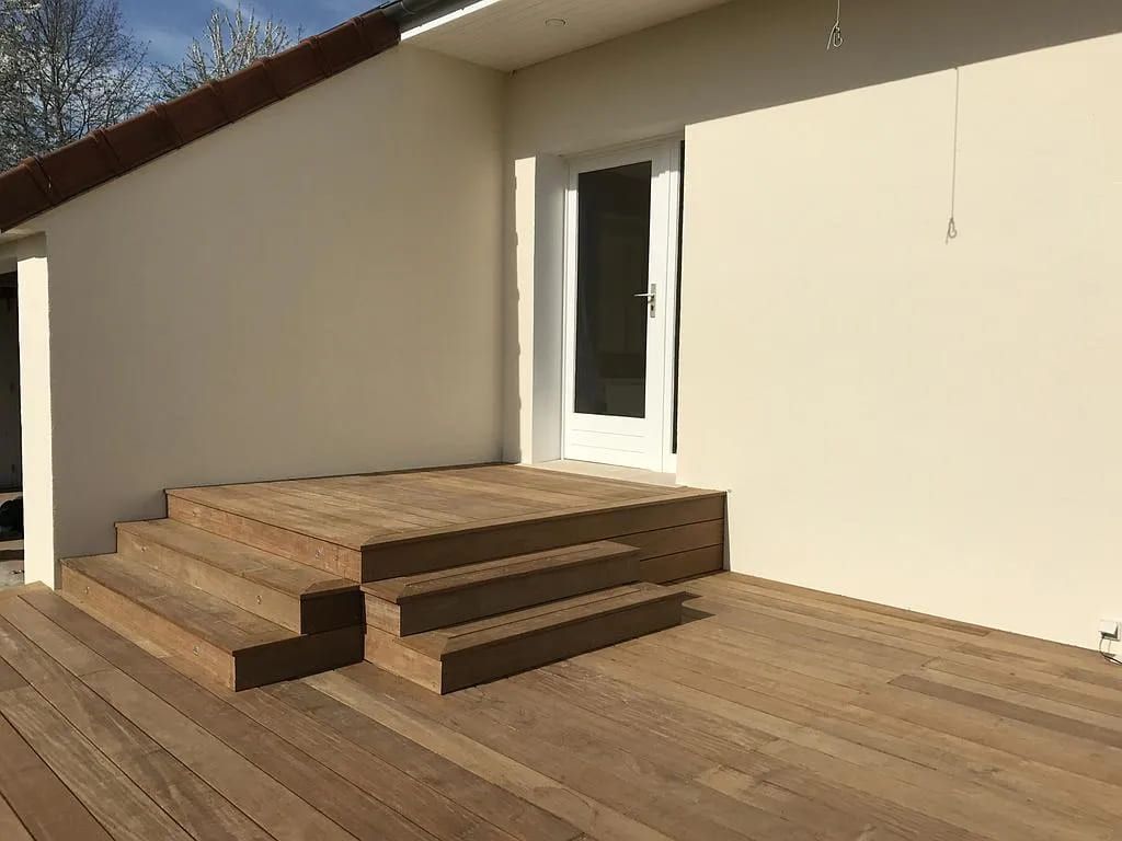 Terrasse en bois avec escaliers