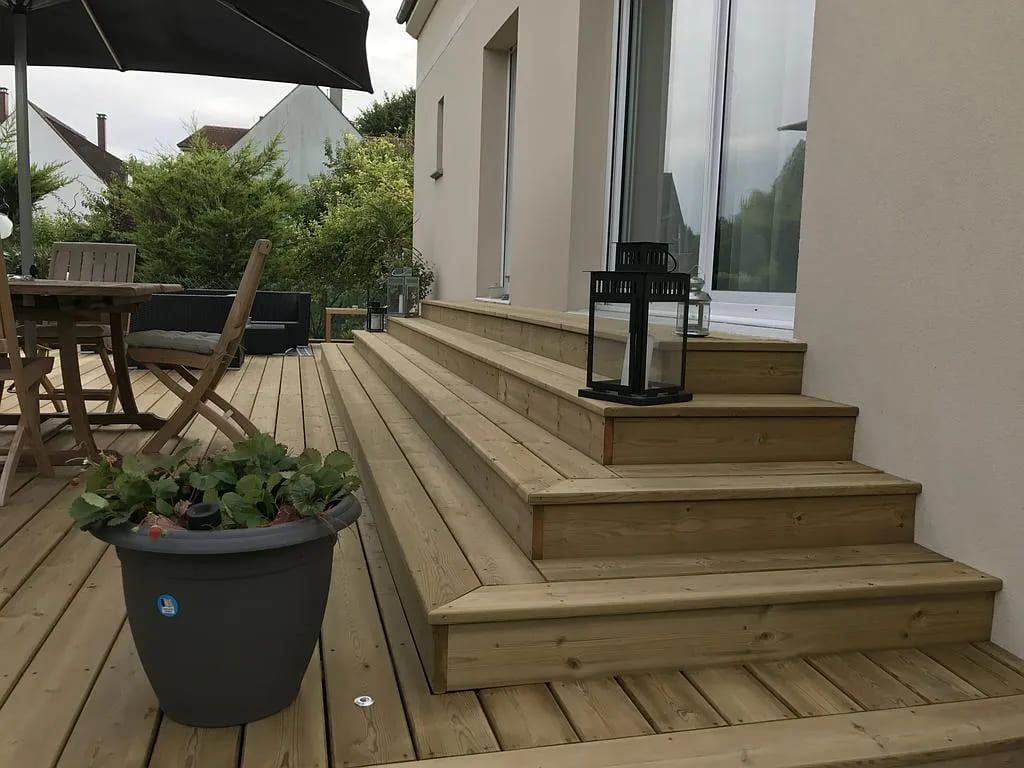 Focus sur des escaliers de terrasse en bois