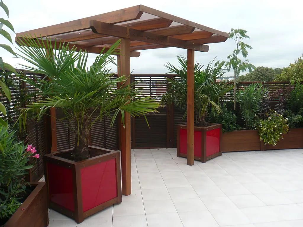 Pergola en bois avec plantes