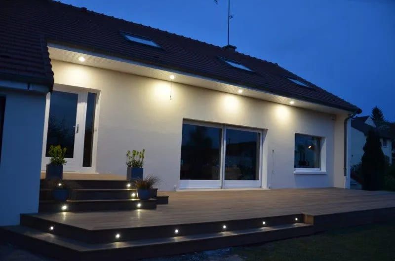 Terrasse en bois éclairée, de nuit
