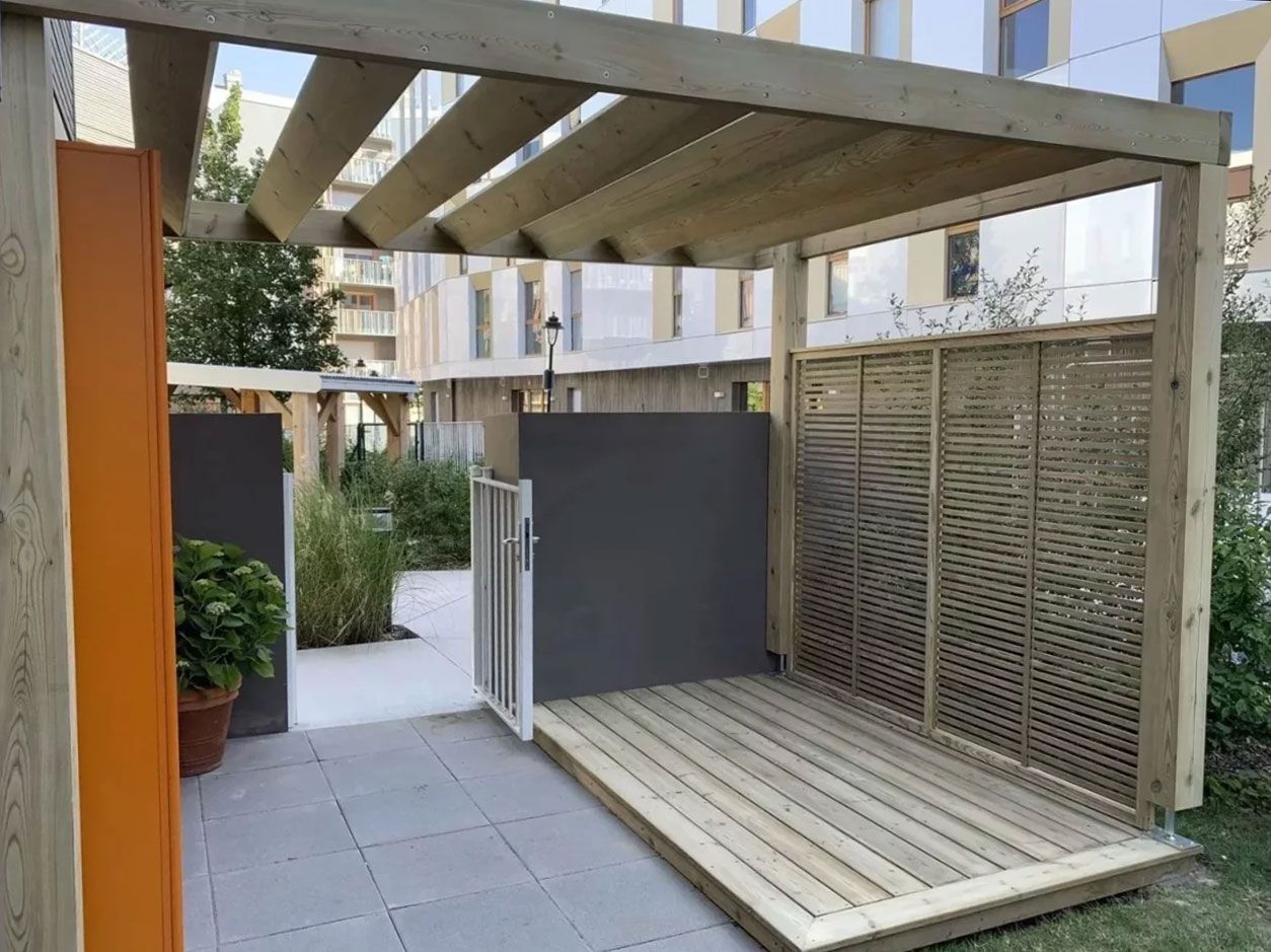 Pergola en bois sur une terrasse