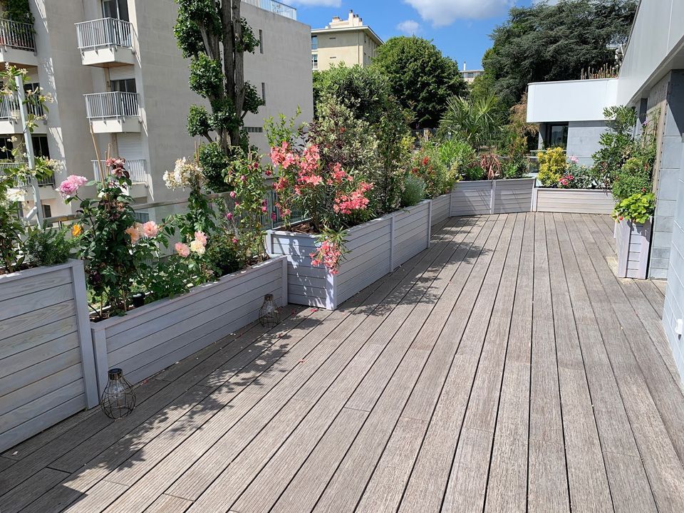 Un rooftop végétalisé avec terrasse en bois