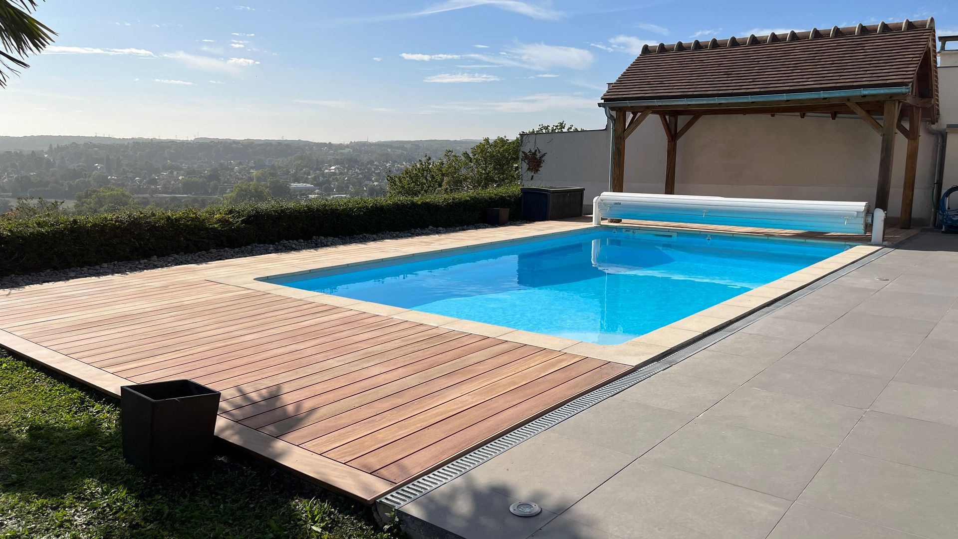 Terrasse de piscine en bois exotique