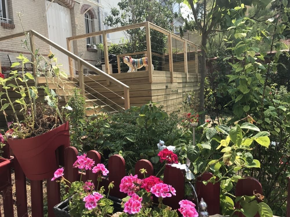 Terrasse en bois entouré de végétation