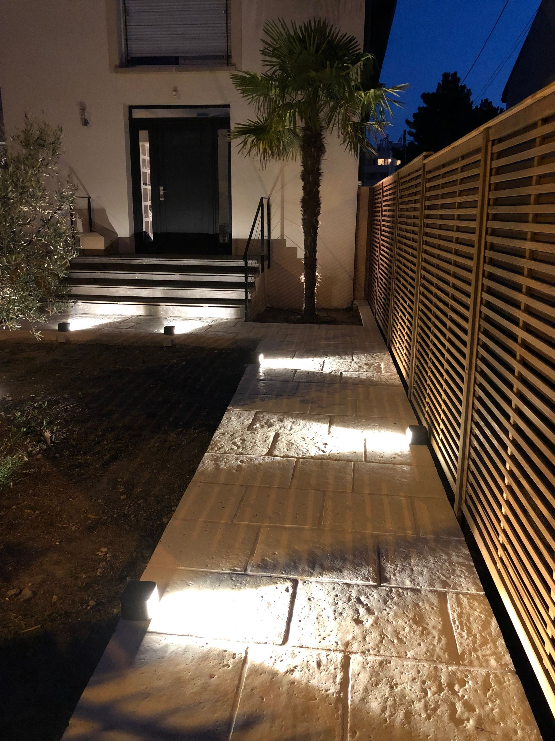 Éclairage automatique dans un grand jardin