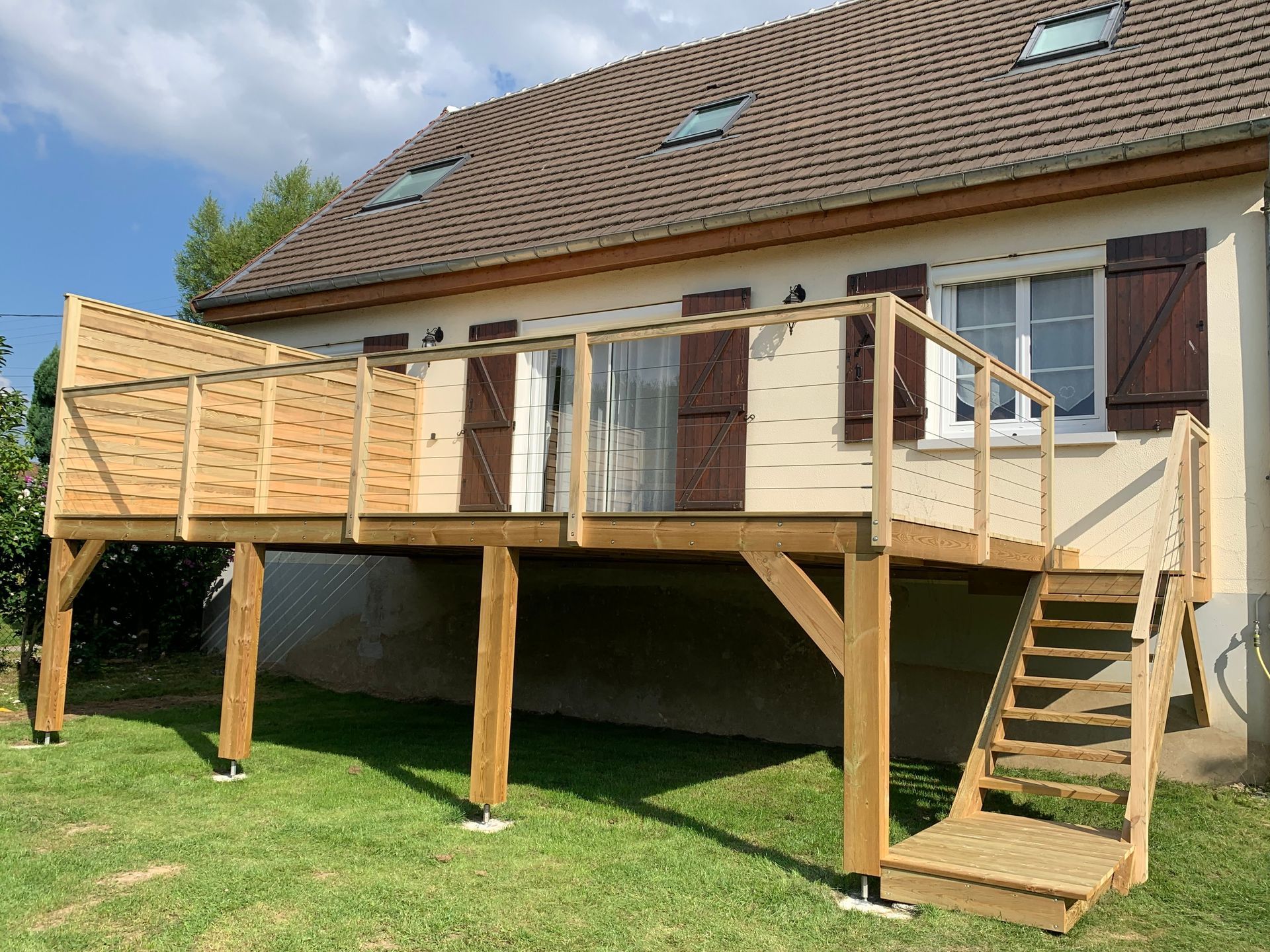 Terrasse sur pilotis dans une maison pavillonaire