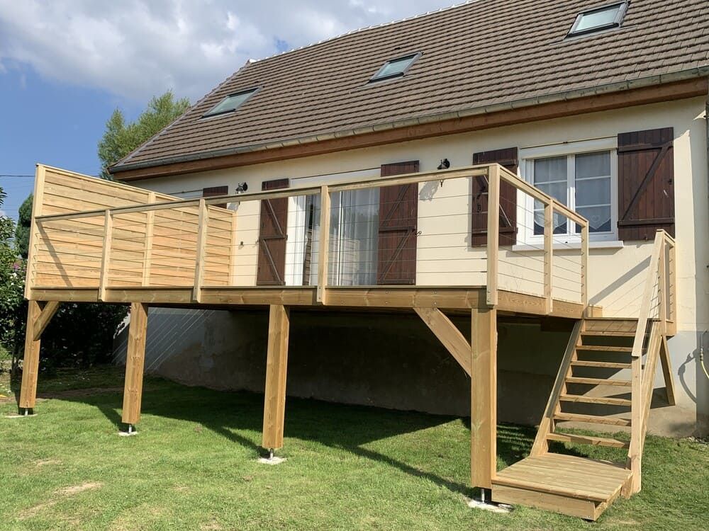 Grande terrasse en bois surélevé avec garde-corps et escalier