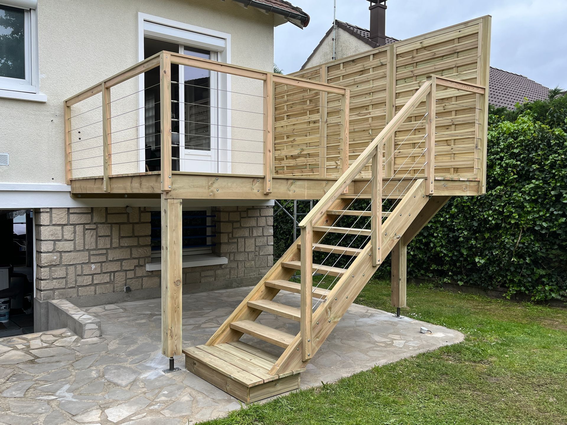 Terrasse sur pilotis avec garde-corps