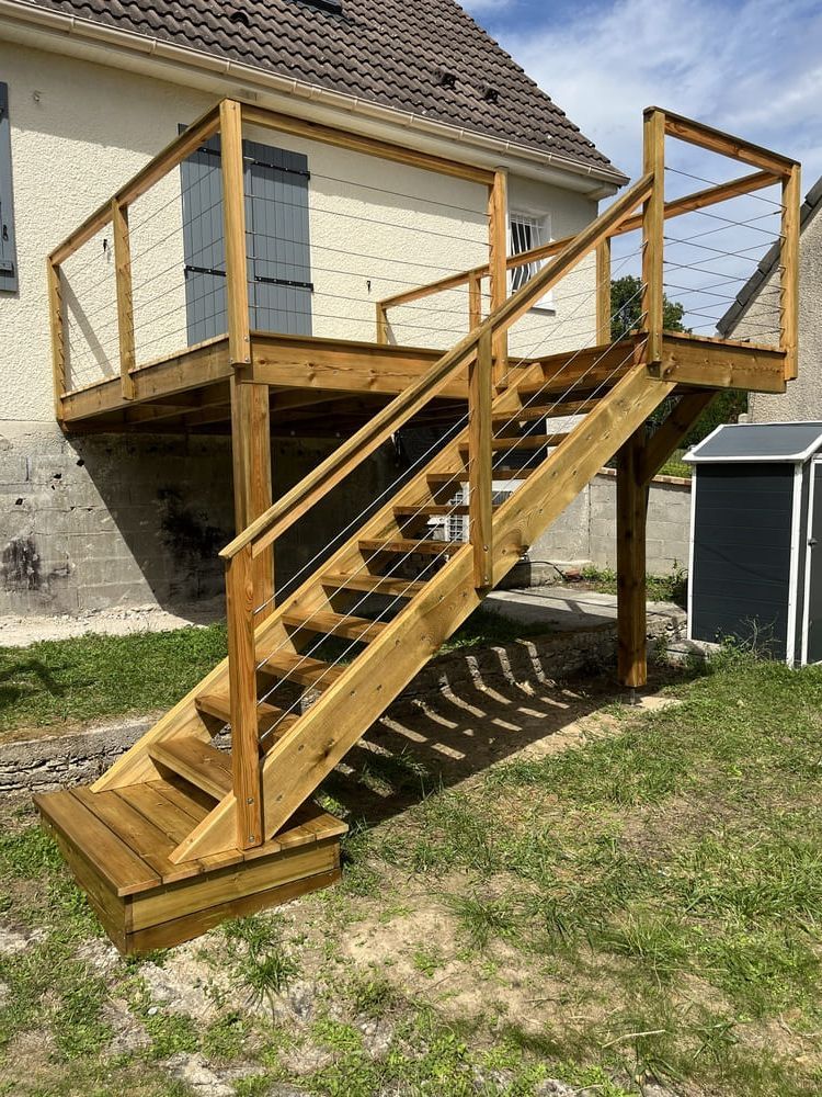 Terrasse en bois sur pilotis avec escalier d'accès