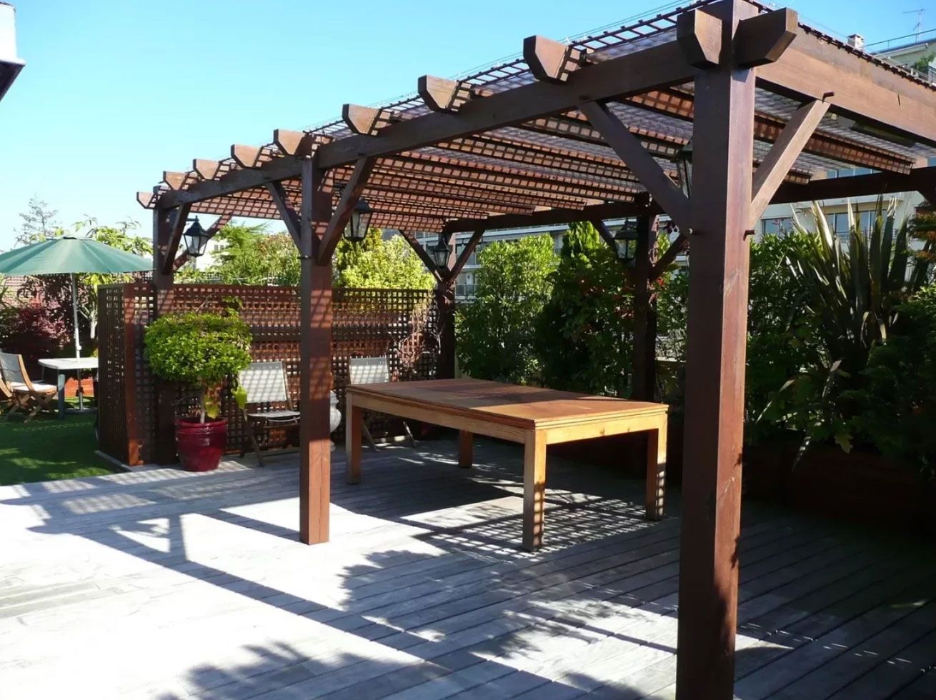 Pergola en bois avec table