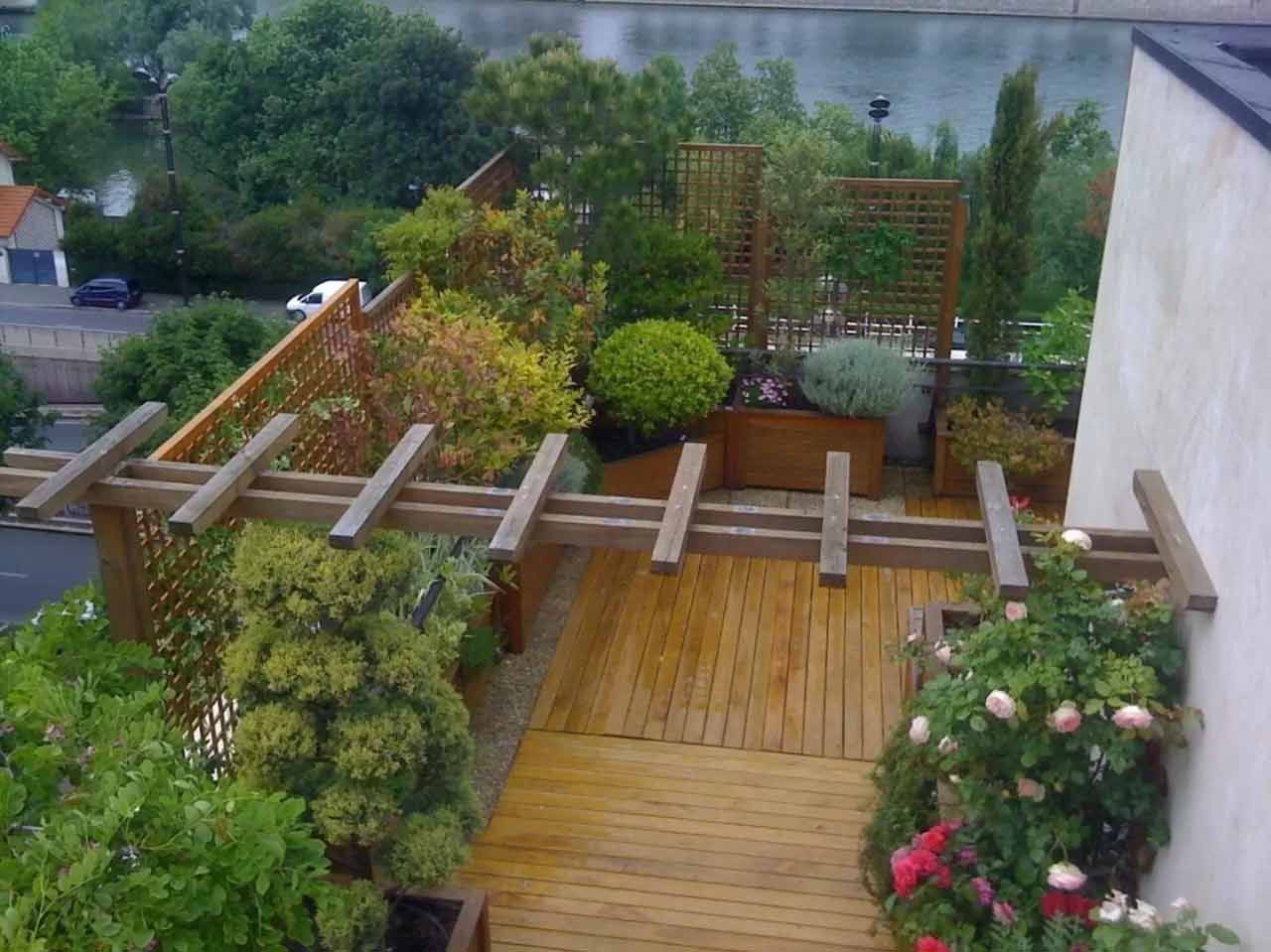 Un rooftop végétalisé avec terrasse en bois