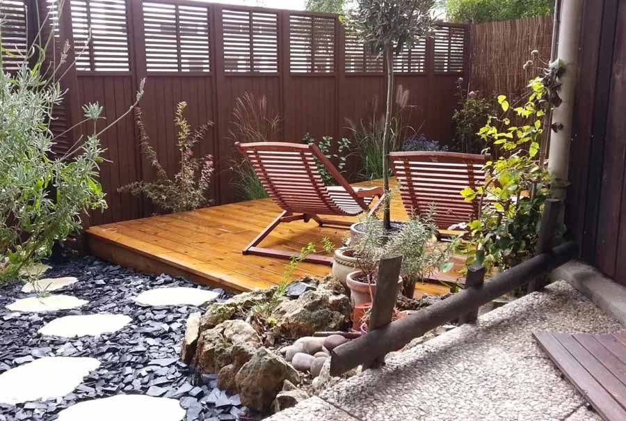 Salon de jardin avec transats en bois