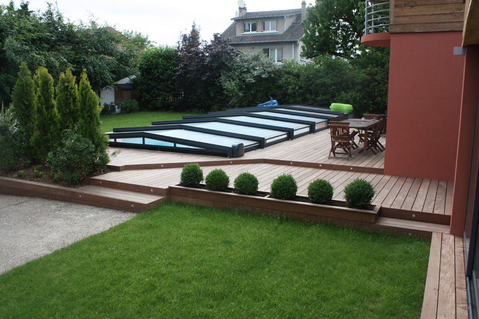 Terrasse de piscine en bois composite