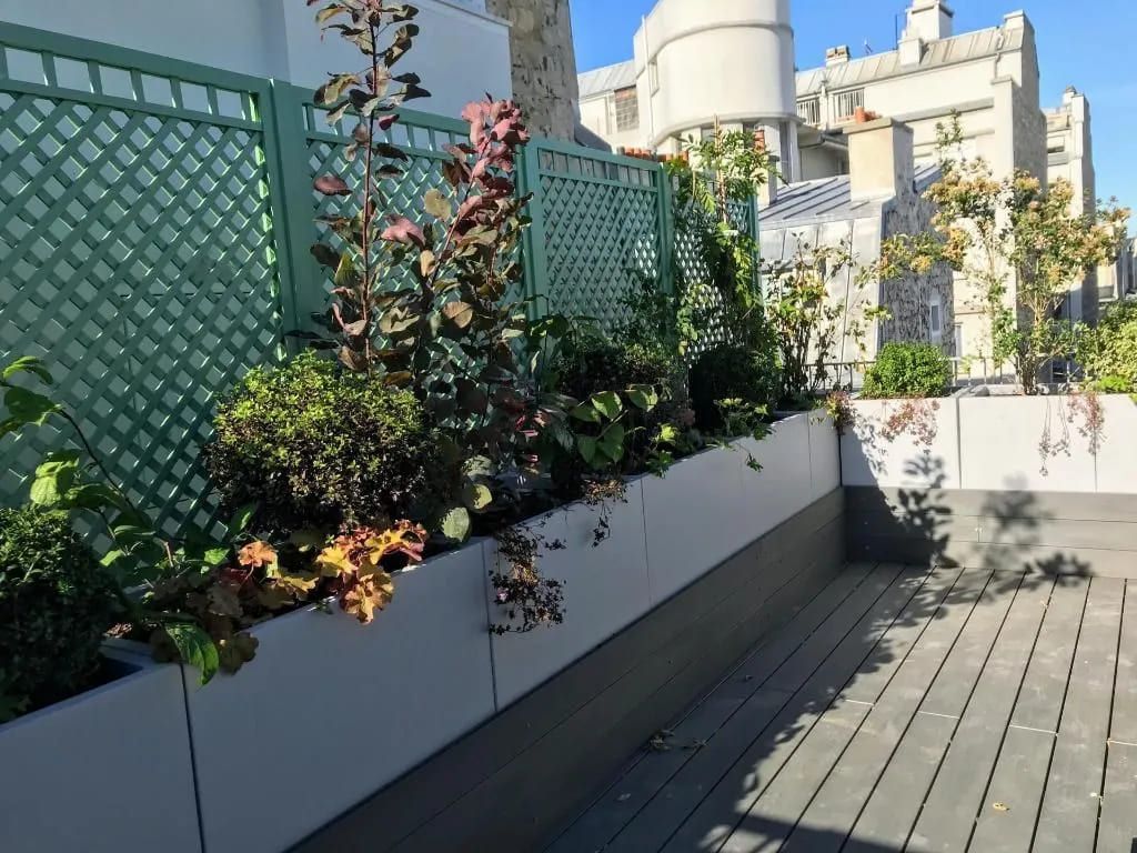 Brise-vue métallique noir sur une terrasse