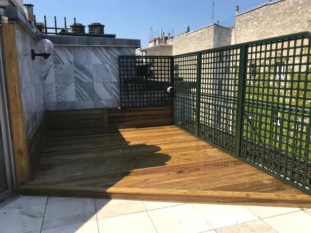 Coin terrasse en bois et claustras noirs