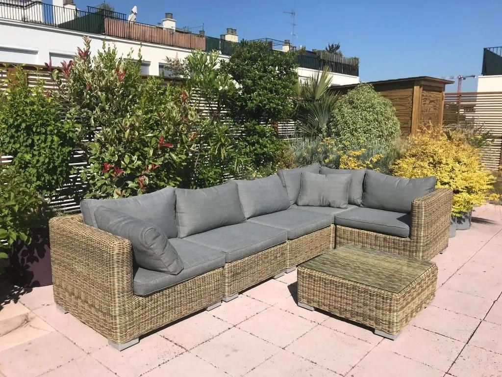 Focus sur un canapé sur une grande terrasse aménagée