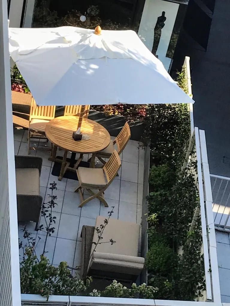 Photo en contreplongée d'un balcon