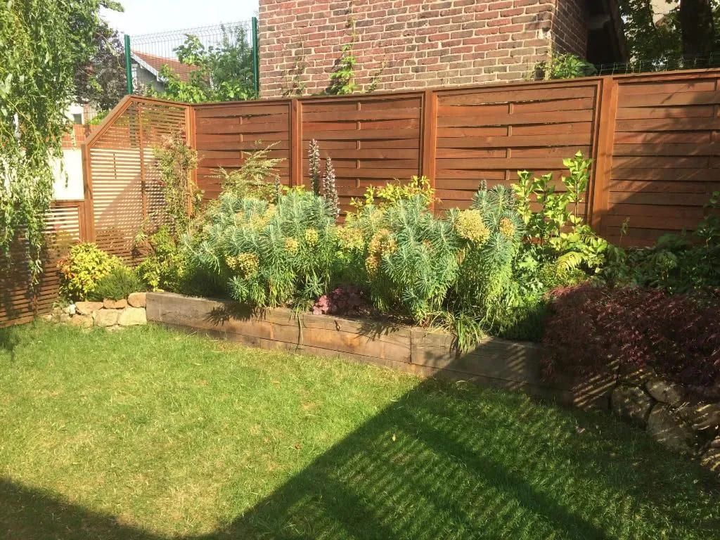 Petit jardin dans un extérieur entouré de claustras en bois
