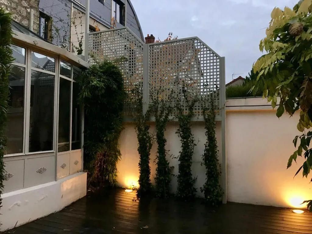Focus sur une grande terrasse éclairée de nuit