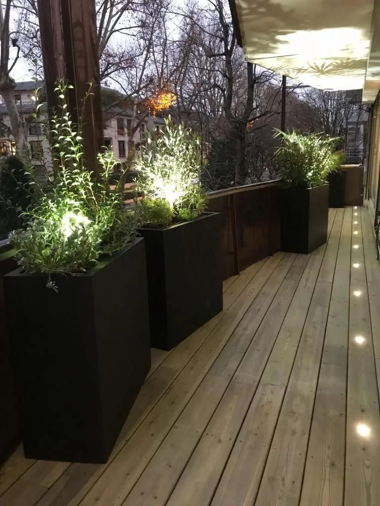 Terrasse et jardinières éclairées