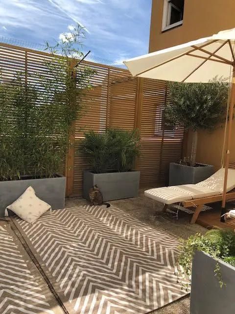 Focus sur une terrasse ombragée avec des claustras en bois