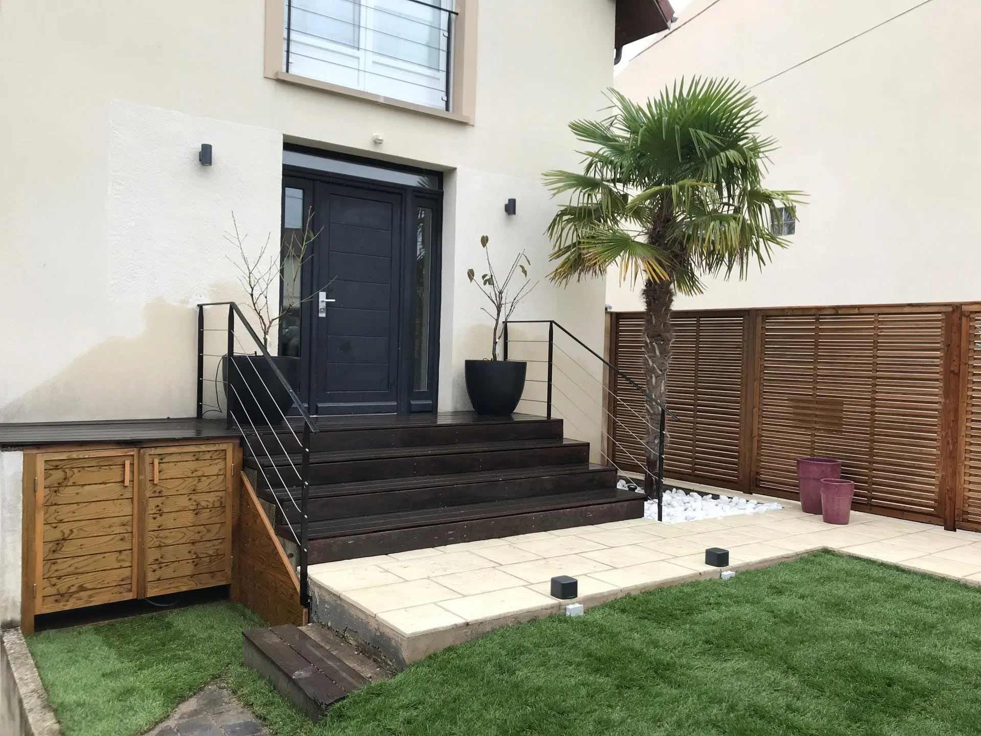 Plantations et éclairage autour de l'entrée d'une maison