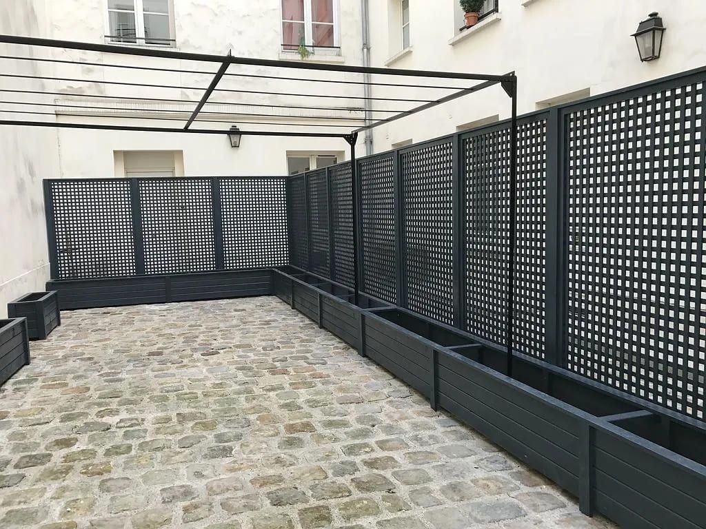 Séparation d'espaces à l'aide de panneaux de claustra