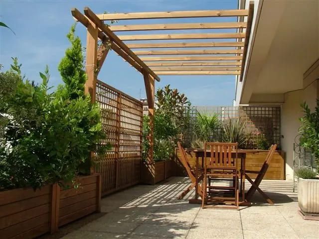 Pergola en bois avec table et chaises