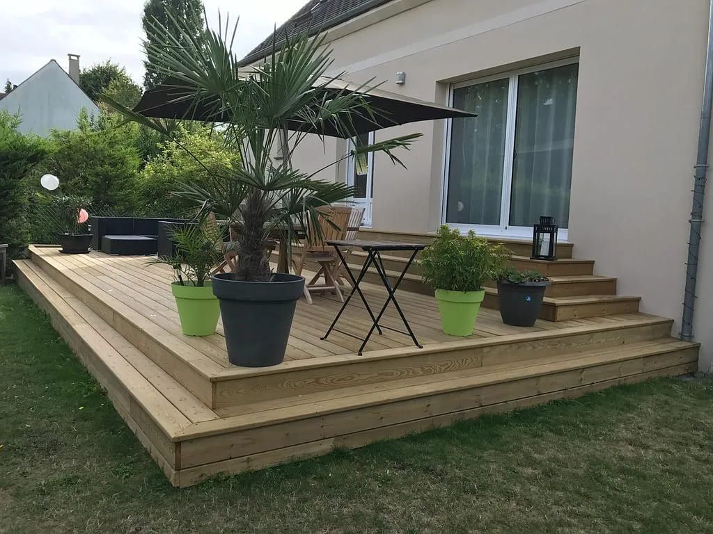 Terrasse en bois exotique avec des escaliers