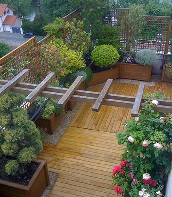 Une terrasse d'appartement arborée vue en plongée