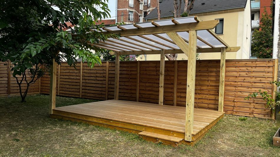 Petit abri type pergola dans un jardin