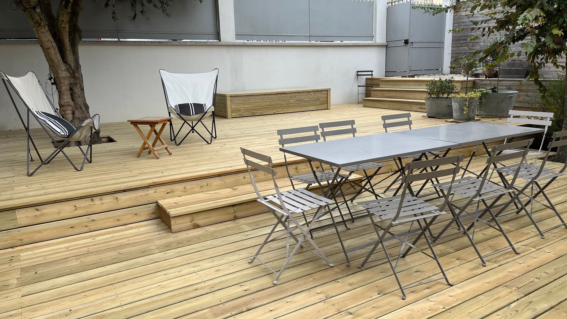 Terrasse en bois avec mobilier de jardin dessus