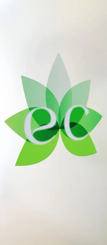 Una flor verde con la letra ec en ella