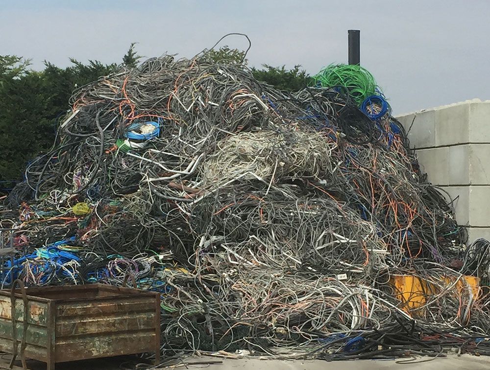 Tas de fils électriques emmêlés à recycler ; de couleurs variées.