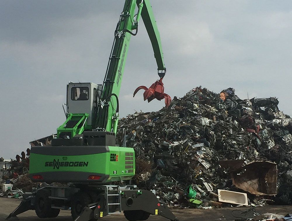 Machine de tri des déchets verts en train de trier les métaux dans un centre de recyclage.
