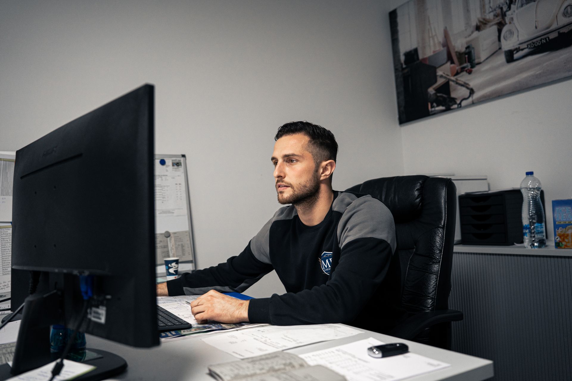 Ein Mann arbeitet am Motor eines Autos.