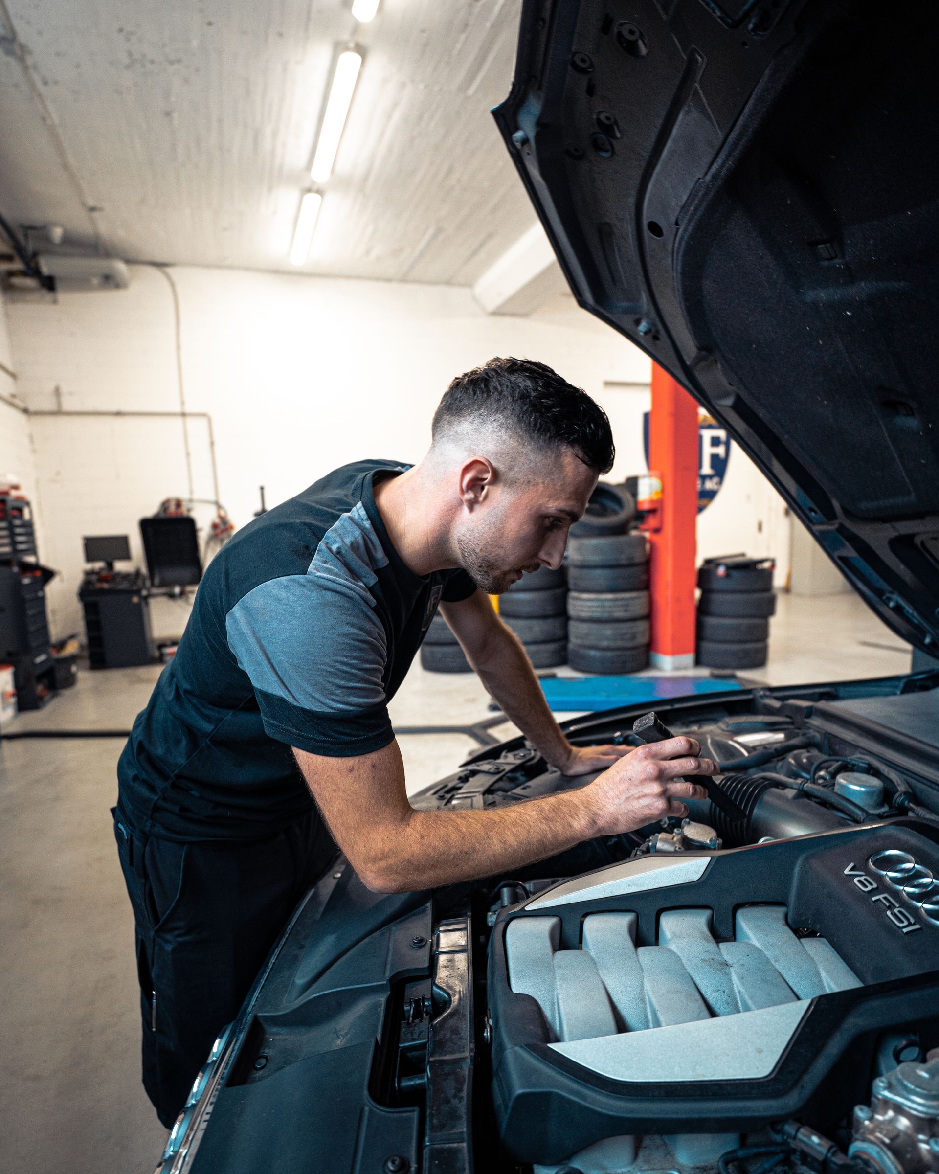 Eine Nahaufnahme eines Automotors mit geöffneter Motorhaube.