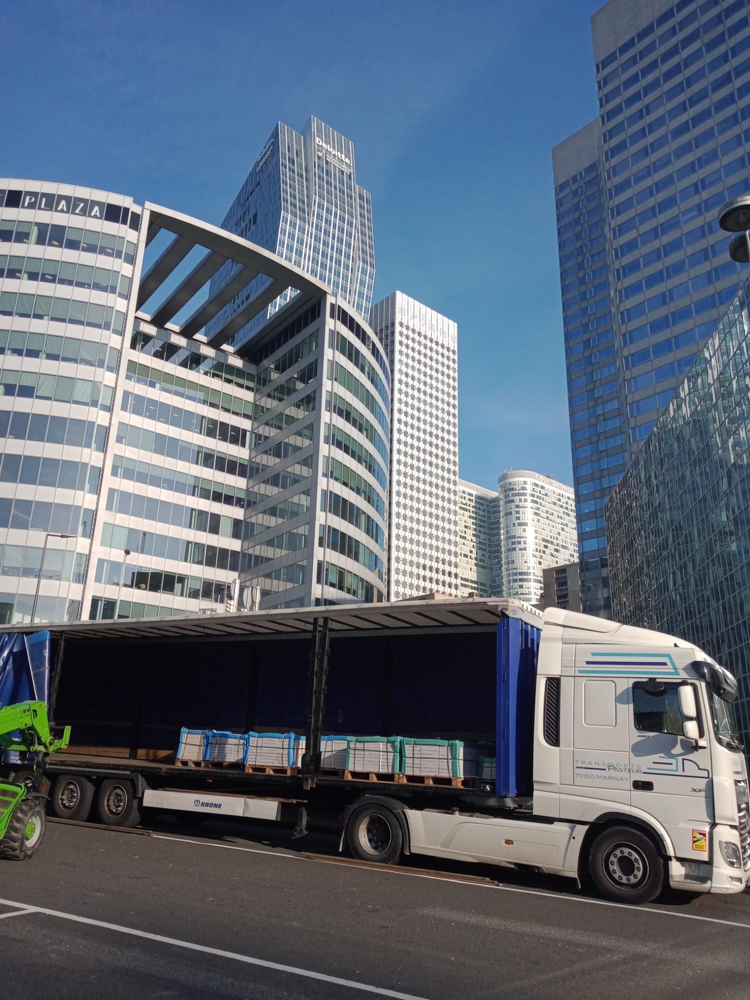 Camion devant immeubles