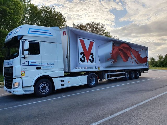 Véhicule avec affiche 3V3